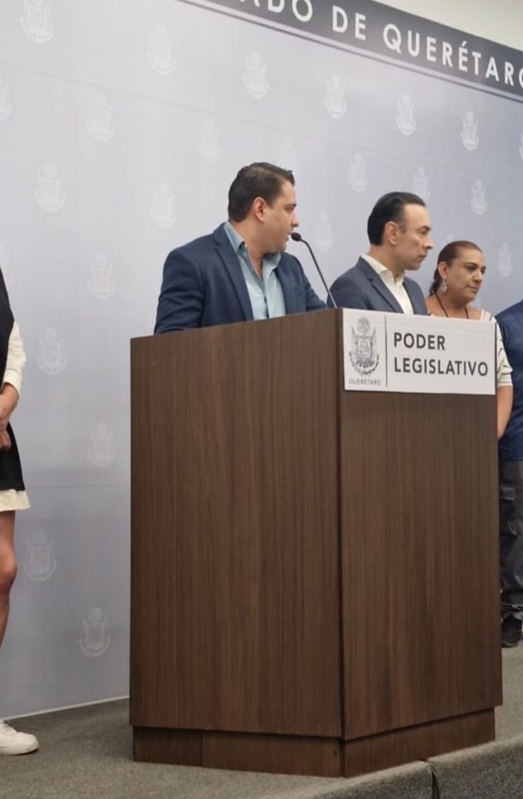 GildoGarzaMx's tweet photo. 🎯 #TiroAlAire | La Ley de Identidad de Género ya fue vetada en #Querétaro pero Erick Silva, Claudia Díaz Gayou y Arturo Maximiliano decidieron revivirla para golpear al gobierno de Mauricio Kuri y presionar a quienes no se sometieron, entre ellas Tere Calzada.

Ya no están discutiendo una reforma.

Están armando una ofensiva política para exhibir, aislar y doblar a una mujer que votó distinto.

Y si camina como pato y hace como pato, se exhibe solo: Paul Ospital también se metió al juego. Habla de inclusión y diversidad, pero guarda silencio cuando un activista publica: “Voy por tu cabeza, Tere Calzada”.

Encima, según versiones internas, fue a llorar ante la dirigencia de Movimiento Ciudadano contra su propia compañera.

¿Eso es diálogo? No. Es presión e intimidación política.

La doble moral queda todavía más clara en las fotografías: el mismo activista aparece sonriente y abrazado con Juan Manuel Urquiza Trejo, sancionado oficialmente por violencia política contra una mujer y registrado ante el INE por esa conducta.

También circulan capturas de estados públicos con desnudez parcial. No prueban por sí solas un delito y nadie tiene por qué meterse con su cuerpo o su identidad, pero sí exhiben la doble vara de quien pretende repartir certificados de moralidad mientras amenaza públicamente a una diputada.

En torno a Tere, hasta ahora sólo hay acusaciones repetidas, presión partidista y una causa legítima convertida en garrote político.

Los derechos se respetan y las leyes se discuten en el Congreso. 

No se imponen prometiendo ir “por la cabeza” de una mujer ni posando abrazados con alguien sancionado por violentar políticamente a otra.

Y todavía falta revisar el papel de Ulises Gómez, quien también estaría sumado al golpeteo contra su compañera diputada.

Qué raro: morenistas y chapulines disfrazados de emecistas siempre terminan juntos cuando se trata de pegarle a una mujer que no se deja doblar.

Las y los que siguen…