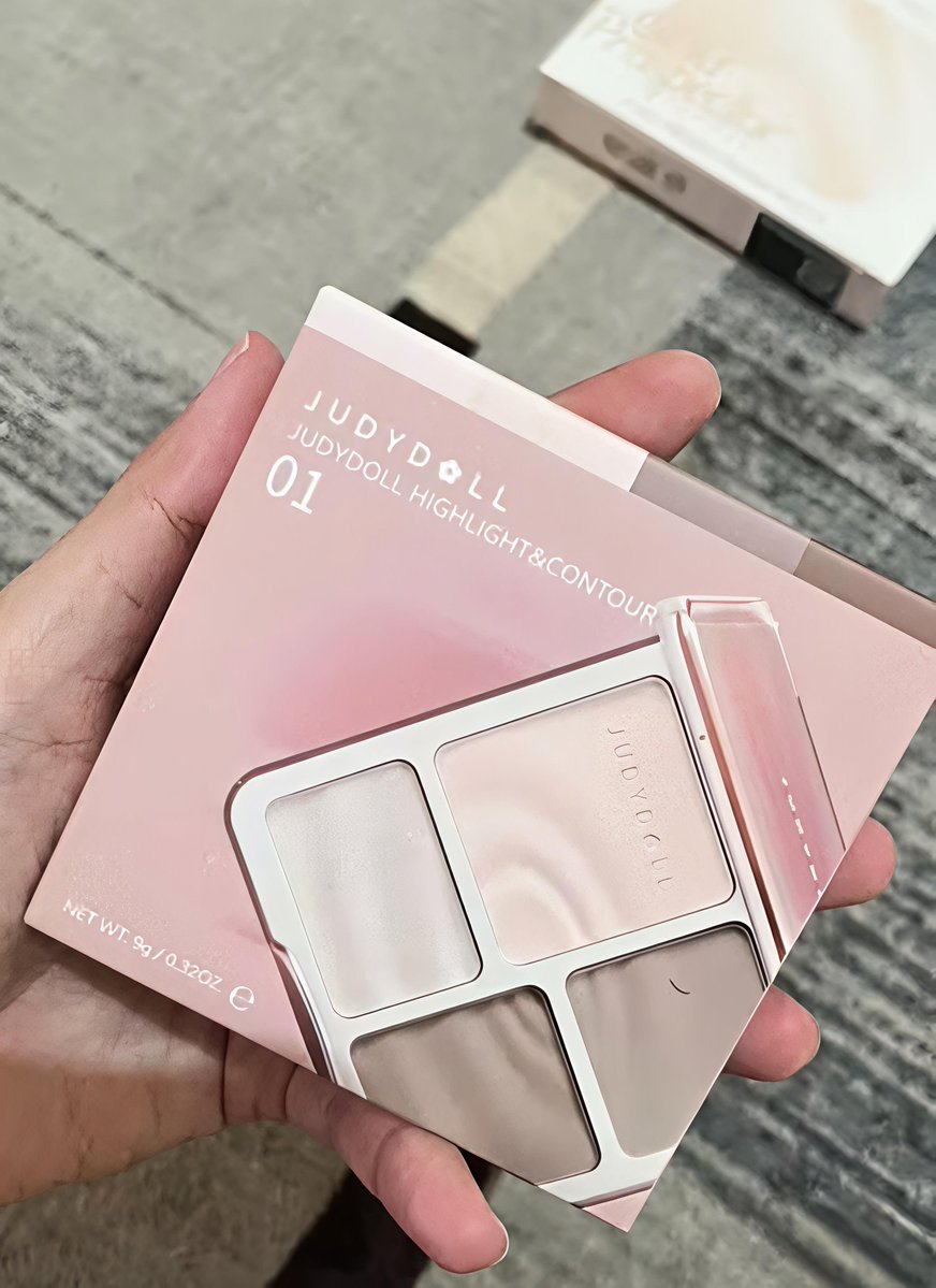 sideofcaro's tweet photo. @womanfeeds_id judydoll best kak, apalagi buat pemula karna kliatan natural, kalo mau lebih berdimensi ngebuilt up nya juga easy to use. btw aku wts jual judydoll highlight contour pallate in shade cool tone only 90k bs co 🍊. New segel gapernah ak apa"in ya. Sung dm/wa aj💌🫶 https://t.co/CB2kDIMB2n