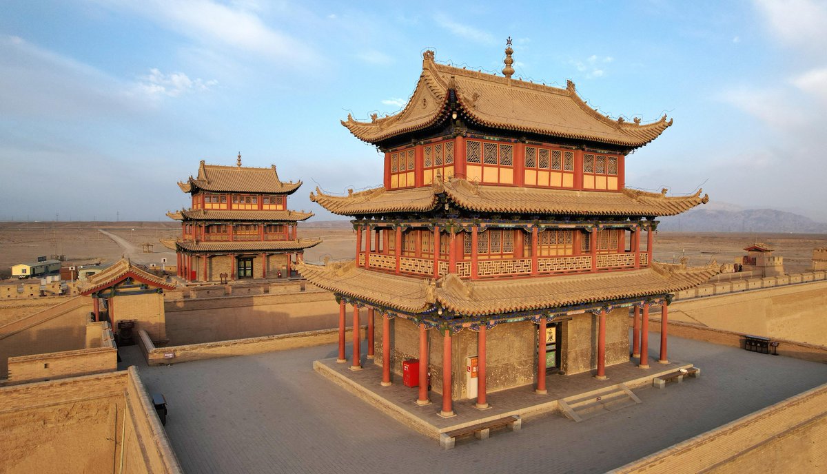 XinhuaChinese's tweet photo. 中国之城：甘肃嘉峪关，戈壁与绿野环抱的雄关之城。 https://t.co/dPfSxwC7qO