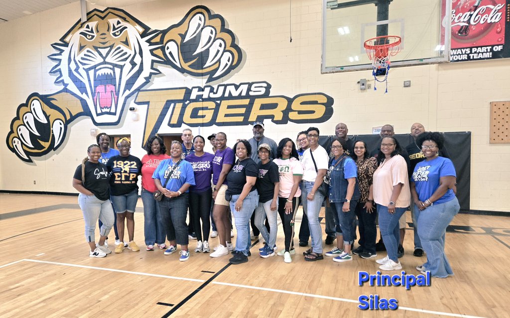 KimCayetano4's tweet photo. Principal Silas of Herschel Jones Middle School, appreciates the Paulding United Food Pantry (PUFP) members/volunteers. 
#HJMS💛PUFP
#ItTakesAVillage https://t.co/6CNg2GCNk6