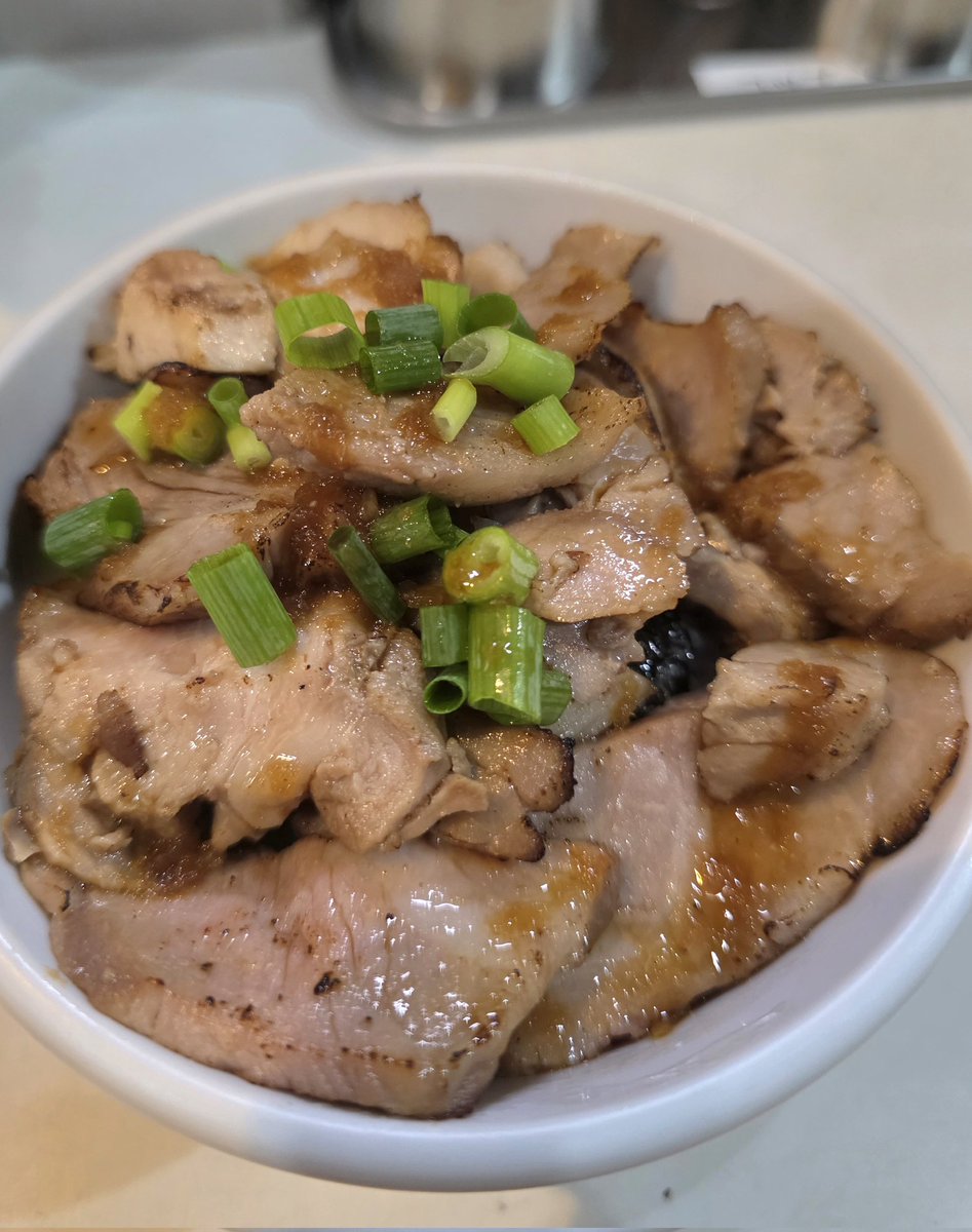 Sasurai21's tweet photo. 麺屋 扇 SEN
📍さいたま市西区
🍜塩らーめん味付玉子
🍚チャーシュー丼
​透き通ったスープは旨味が凝縮され相変わらずうまい😆✨
炙りの香ばしさがたまらないチャーシュー丼をかき込む幸福感☺ごちそうさまでした🙏🏻 https://t.co/qwIOPqUpPT