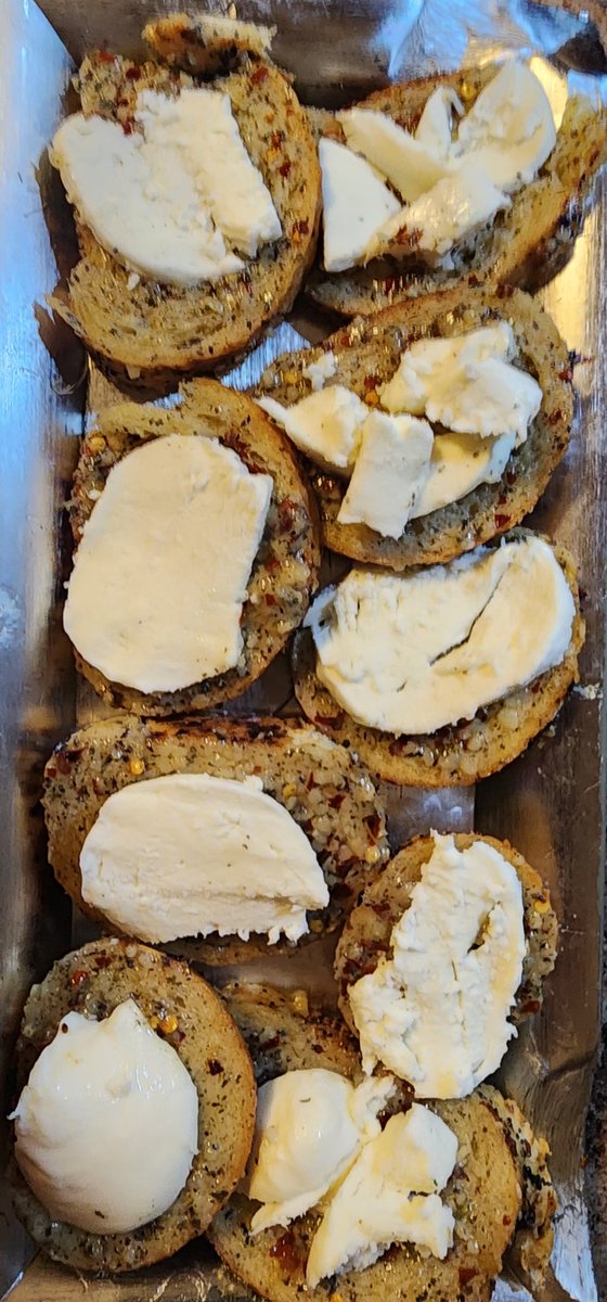 IMissRWReagan_'s tweet photo. Making homemade garlic bread, from the bread to the mozzarella, all made by my hands. https://t.co/DUF9DxJZE8