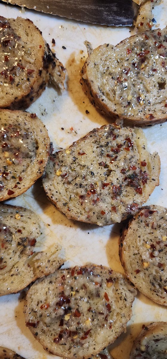 IMissRWReagan_'s tweet photo. Making homemade garlic bread, from the bread to the mozzarella, all made by my hands. https://t.co/DUF9DxJZE8