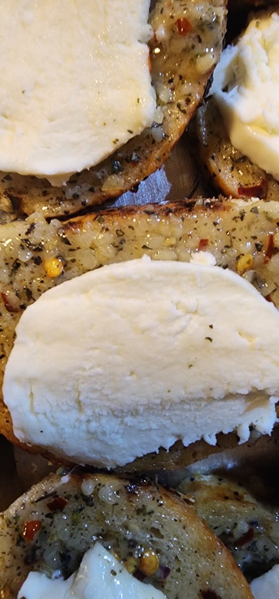IMissRWReagan_'s tweet photo. Making homemade garlic bread, from the bread to the mozzarella, all made by my hands. https://t.co/DUF9DxJZE8