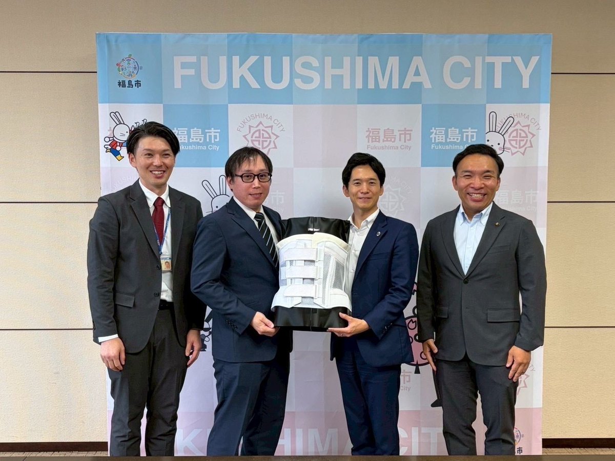 yuki_8ba's tweet photo. 株式会社東北補装具製作所の皆さま、佐藤勢市議にお越しいただき、新たに開発された製品についてご報告いただきました。

義肢や装具の製作を通して、多くの方々の生活やリハビリテーションを支えている市内企業であり、今回、CTデータを活用した製作技術により、コルセットをより短期間で提供できる仕組みや、汗などによる腐食が起こりにくい素材を採用した製品を開発されました。

この取り組みは、福島市の「新製品・新技術開発支援事業補助金」を活用して進められたものであり、医療現場や患者さんの負担軽減につながることが期待されます。

地域に根差した企業の皆さまの挑戦が、福島市のものづくりや医療の発展につながることを大変心強く感じました。今後ますますのご活躍を期待しています。