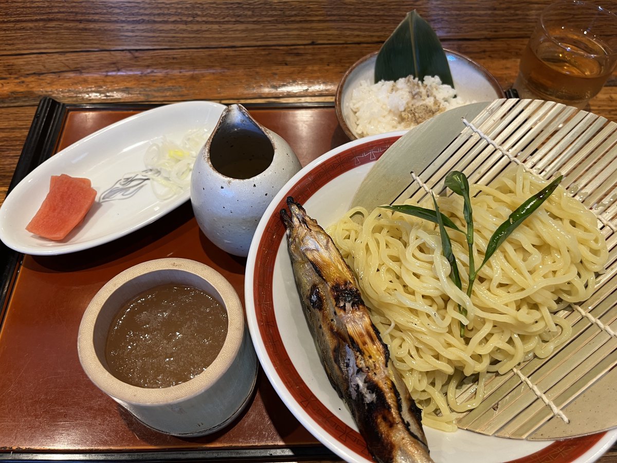 honkousurf's tweet photo. 二子玉川へ。お昼は鮎ラーメン二子玉川店。鮎涼つけ麺。つけダレがジュレのようになっている珍しいつけ麺。丸ごと食べれる鮎とお茶漬けでも美味しい鮎飯がついてます。 https://t.co/VRpyka6cU9