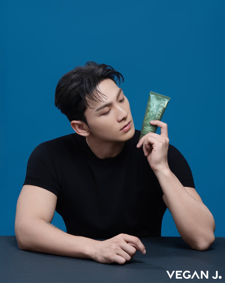 VeganJ_official's tweet photo. 오늘 날씨는 흐림, BUT #백호 는 선명🌧️💙

빗물이 여름의 열기를 씻어내리듯
하루 동안 피부에 쌓인 노폐물은
#더우드비건클렌징폼 으로
부드럽고 산뜻하게 클렌징하세요. 🌿

이번 주 목요일 커넥트현대 청주에서 만나요💙

📍커넥트현대 청주
📅 7.16 – 7.22

#BAEKHO #비건제이 #VEGANJ https://t.co/Dh7DAqFZpL