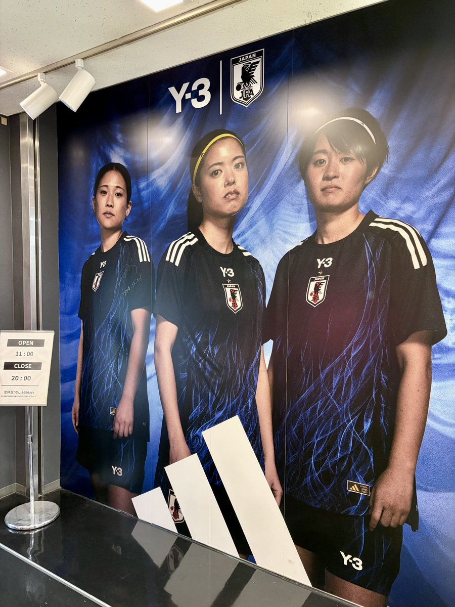 mkmgt1128's tweet photo. 街中の隠れヒニーを紹介します
サッカーショップKAMO渋谷店3階、ど迫力です🫣 https://t.co/80LjLeglhd