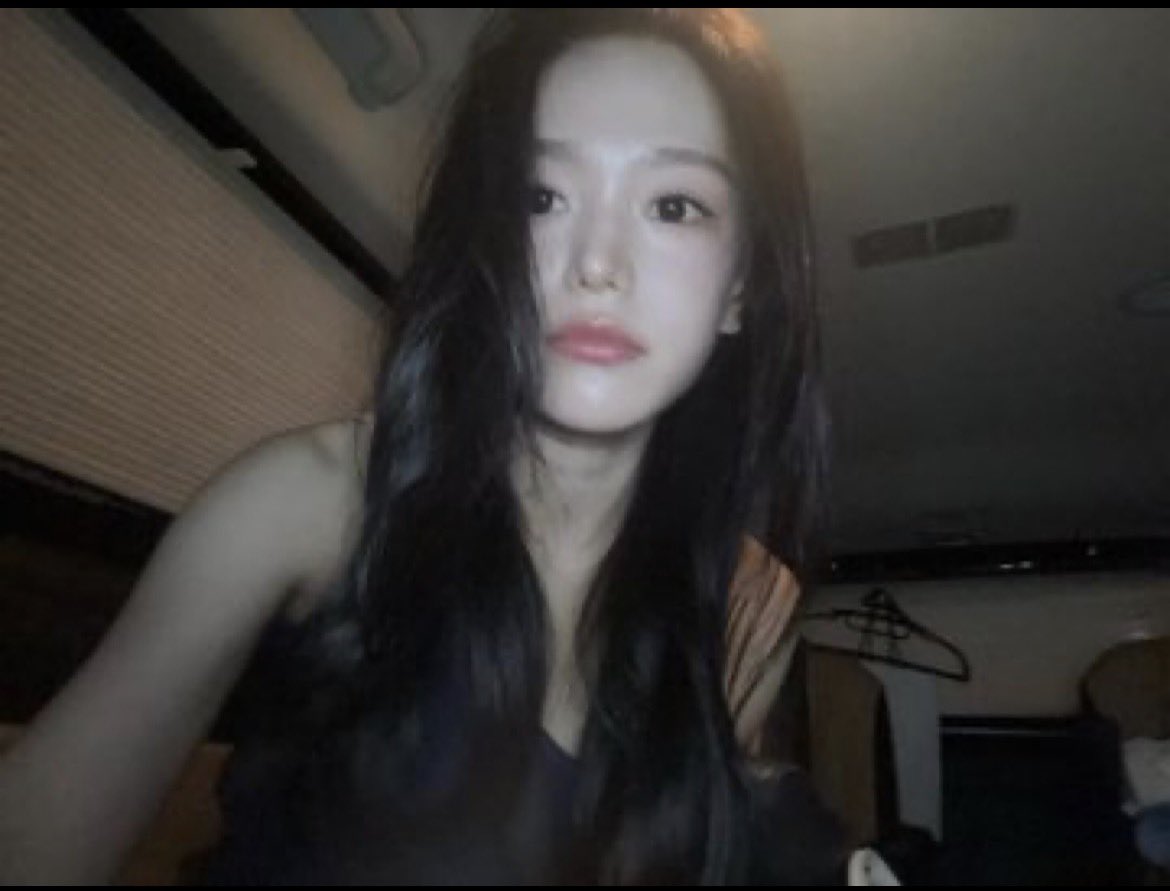 vegetablejuu's tweet photo. 남찍사: 헤헤애기                           본찍사: 언니. https://t.co/rY4jNTrjHG