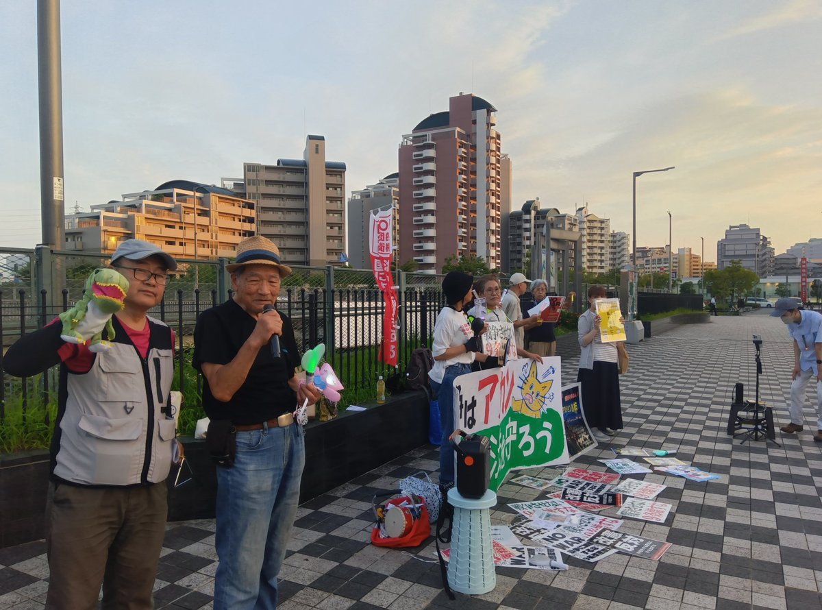 everosegin's tweet photo. 昨日の西神南ペンライトアクションは11名＋５名でした。
学校帰りの中１の男子は「去年特攻隊のことを学びました、ひどいと思った、絶対に戦争はだめです！（君たちを戦争に行かせないように大人が頑張るから君たちも声を上げてね）はい、がんばってください」ペンライトアクションは続けなければ！ https://t.co/iUr2z1938Y