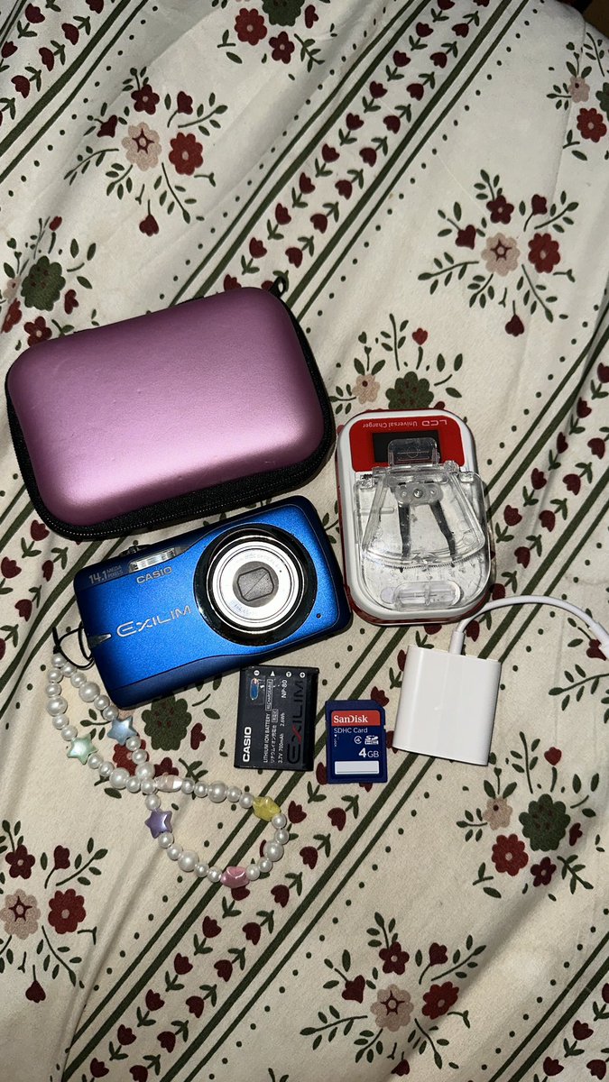 annsotherside's tweet photo. WTS! Digicam Casio Exilim ex z550
• body ok
• zoom in out ok
• flash ok
• tombol ok
• NEGO ok

inc unit kamera, battery, charger universal, memory, strp gemes, pouch, card reader (type lightning)

📍bogor, oren by req (prefer split bill) + exc adm oren #zonauang #digicam https://t.co/DFT4AR3Rhy