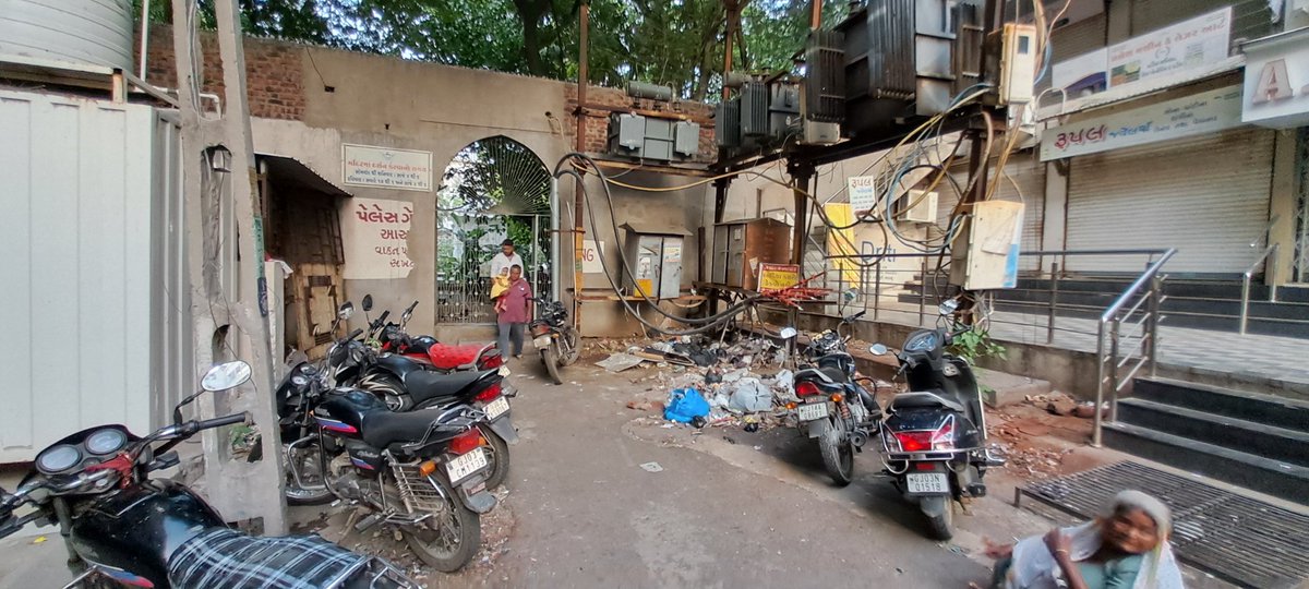 vimal_kacha's tweet photo. @smartcityrajkot @RajkotSmartCity @nehalcshukla @BjpRajkot @gujratsamachar @sandeshnews @Divya_Bhaskar ગત રવિવાર ના દિવસે રાજકોટ શહેરના રાજવી પેલેસ ના કમ્પાઉન્ડ માં આવેલ એકમાત્ર આફ્રીકન અજાયબી અને જનતા ની આસ્થા નું પ્રતિક ગાંડા ઝાડ ની મુલાકાત લેવાનું થયું. જોઇને જીવ બળી ગયો કે, https://t.co/CyFpkvudmM