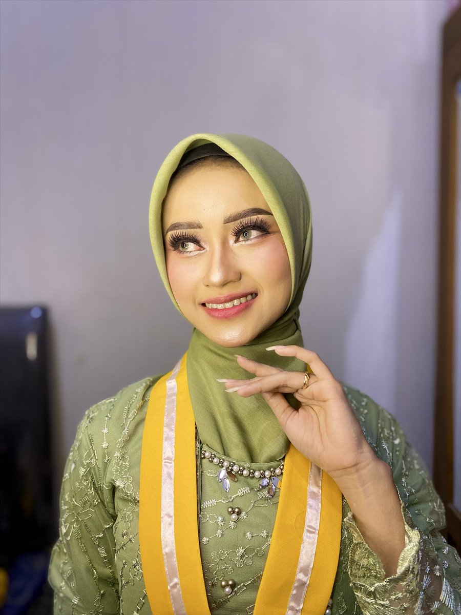 mosquitogirlll's tweet photo. masih available mua untuk wisuda undip tgl 27 28 29 30 31 yaaa, under 300 udah free softlens dan hijab do 🤩❗️
book by wa yaaa kakak2 0895380109673
#muasemarang #wisudaundip #muawisuda https://t.co/OgULznMq4H