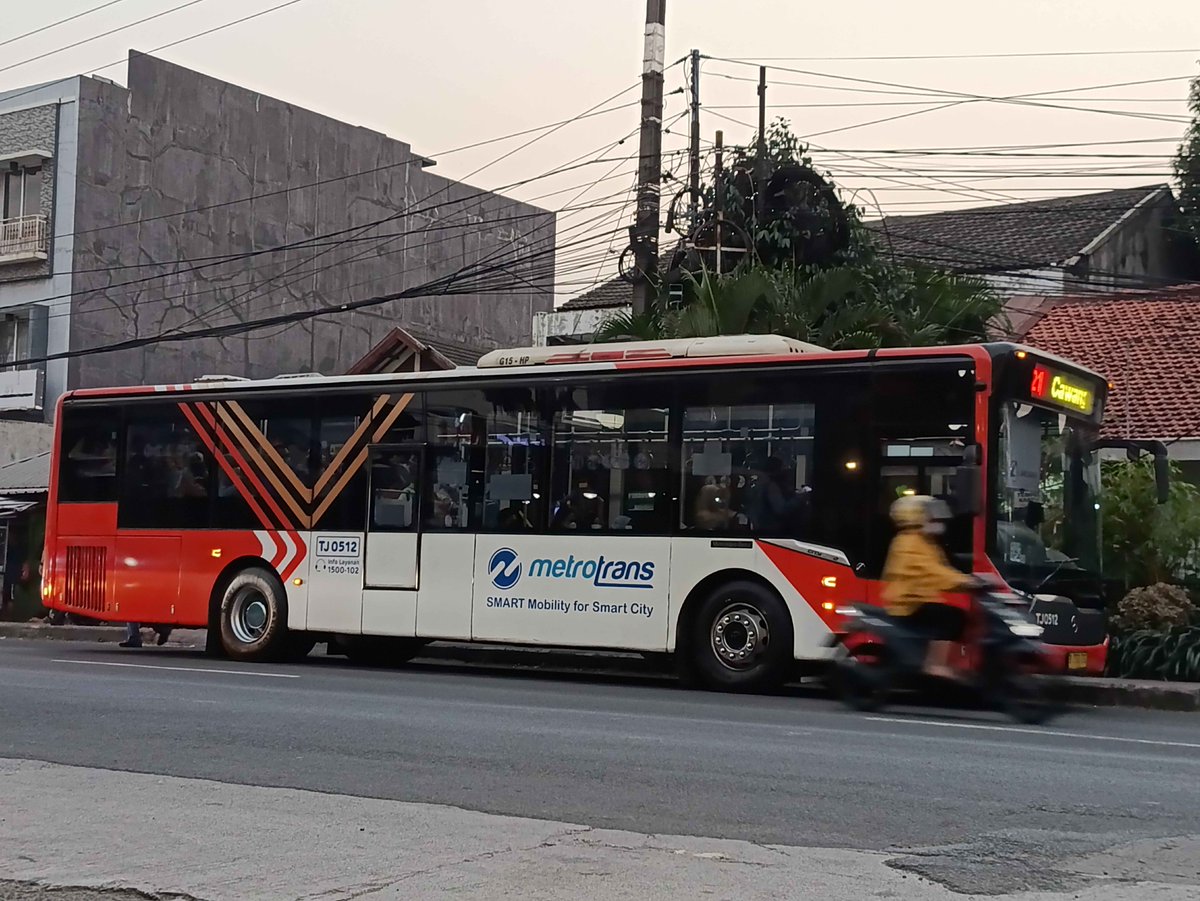 TransjakartaB21's tweet photo. Sore-sore nontonin B21 lewat di depan mal BTC https://t.co/8QHG9ThTwc