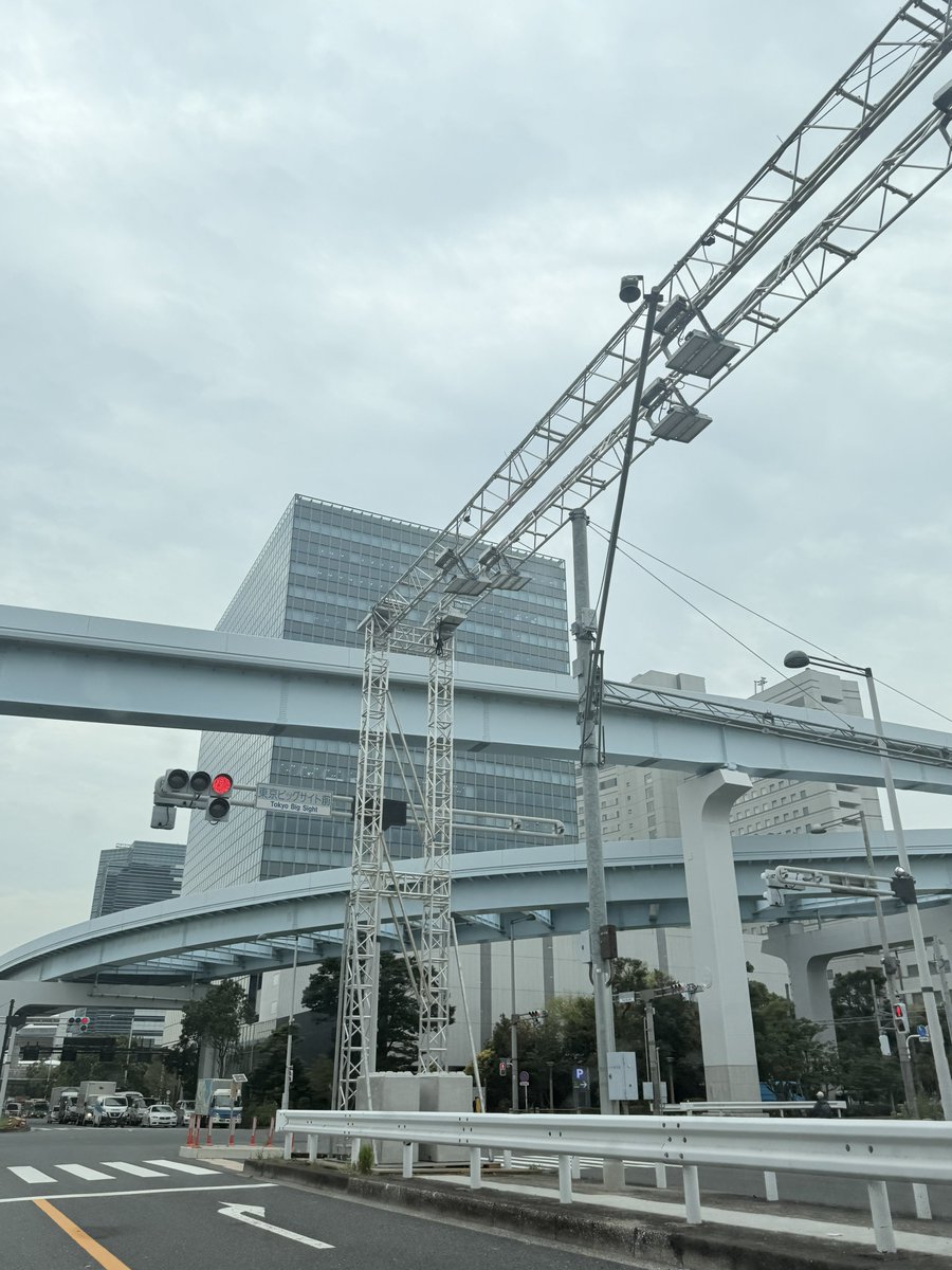sascha348's tweet photo. 東京ビックサイトの前を通ったら
フォーミュラE 東京ePrixの準備が進んでました
ナイトレースに向けてコースを照らす照明が
すでに設置されてて興奮！
来週末いよいよ！
#fejp https://t.co/2t3ca4SlPK