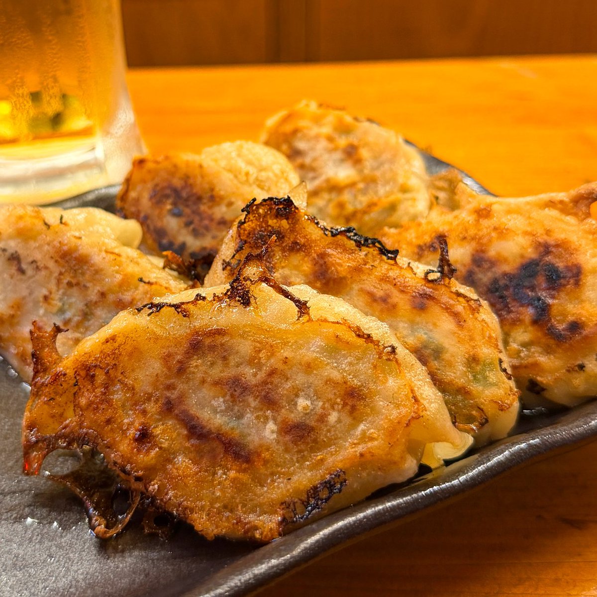 1000bero_net's tweet photo. 馬刺し290円から楽しめる
東高円寺の馬肉酒場「うま屋」。
何度か立ち寄っているお店です。
　
このポストを見た方限定で、お得なちょい飲みセットを用意していただけることになりました🍺
　
■対象のお酒1杯＋選べる1品で1100円
①馬肉餃子
②馬スジ煮込み＋馬もつ唐揚げ
③馬スジ煮込み＋馬ポテサラ

一人飲みにもぴったりなのでぜひ。

#PR
※1周年イベントの7月18～20日を除く
※期間：～2026年12月末まで
※お酒はビール・ハイボール・レモンサワー・各お茶割りから1杯選べます
※1グループ1セットまで