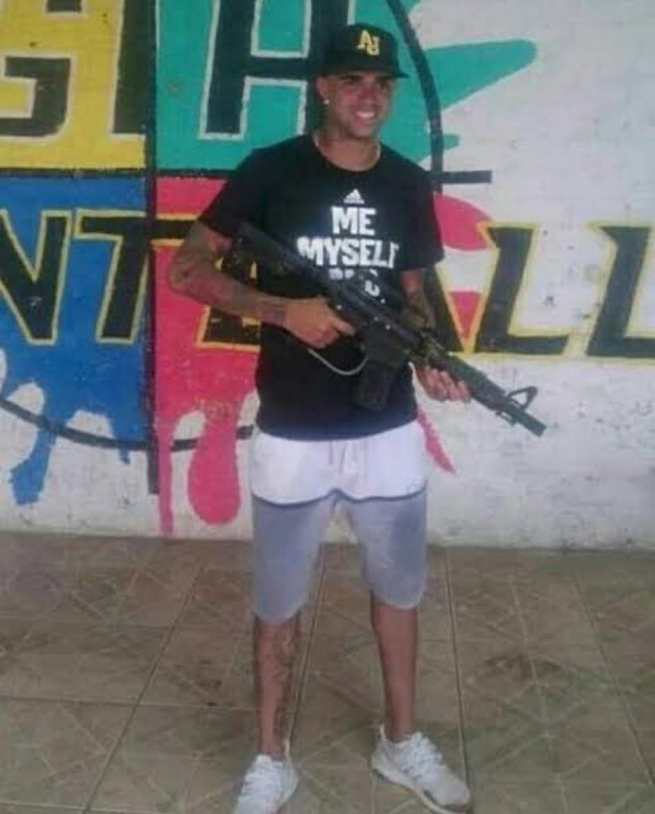 amomeuleao's tweet photo. @whotfisclaroca @dAvizerRa_ rei da América https://t.co/Sg2B2s1Wsd