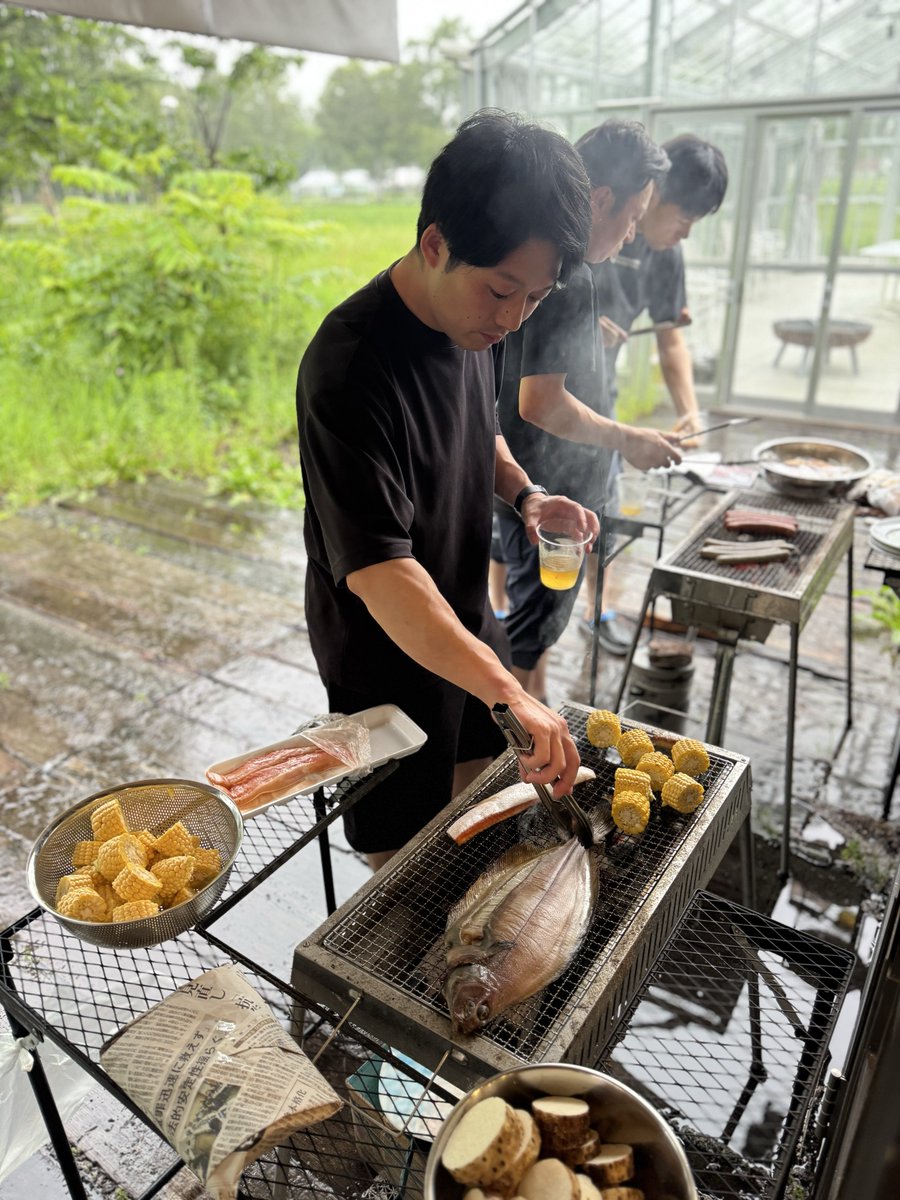 fukutsukasa_'s tweet photo. 先日、上川大雪酒造さん、二世古酒造さんとの3社合同でBBQが開催されました🍖
北海道は各蔵同士の移動距離が遠いので、こう言った会があるとじっくり深い話までできるので良いですね。
勉強になる話も多かったので、しっかり今季の仕込みに反映して行きます🍶

#福司 #日本酒 #釧路 #五色彩雲 https://t.co/GMRiaaoYY2