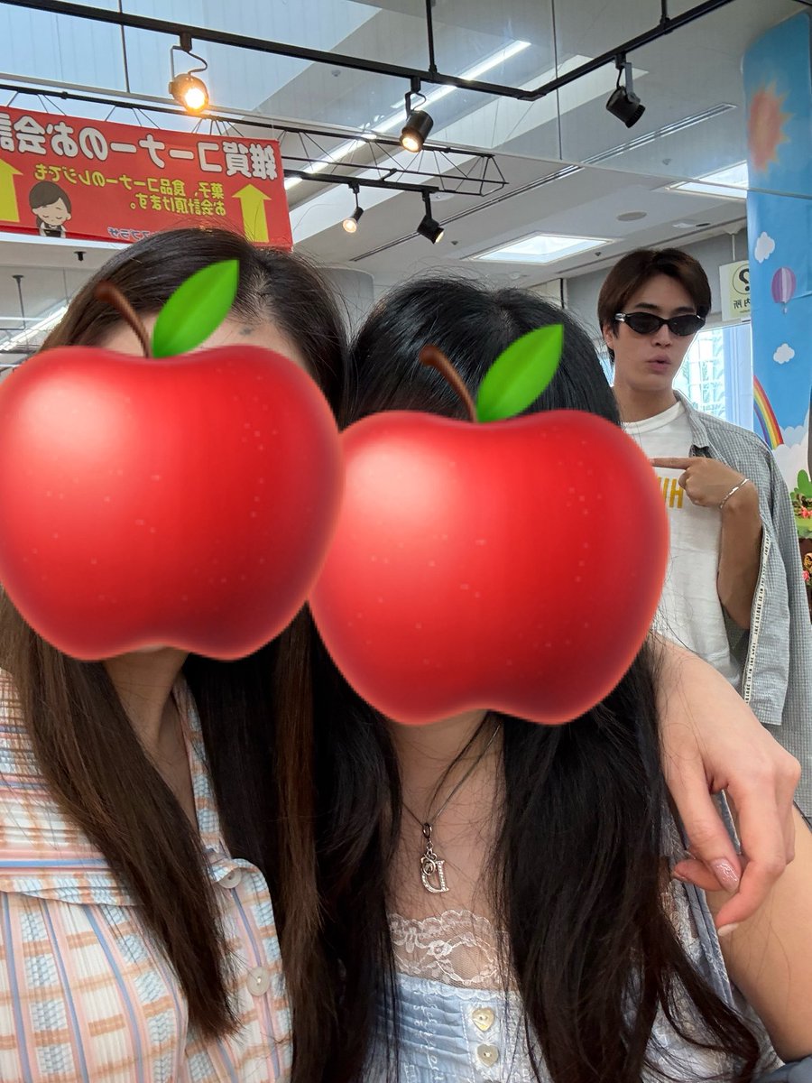 mixch_carbonara's tweet photo. สิ่งนี้คือความ life is free ยืนเซลฟี่กับเพื่อนอยู่(ตอนแรกกยังไม่รู้ว่าน้องมายืนอยู่) ละพึ่งมาเห็นกันว่าน้องเจมทำท่า👉🏻👈🏻ให้กล้องด้วย5555555 สักพักมีแม่ก็อตวิ่งเข้ากล้องมา จบด้วยมีฟุตสกายกอดน้องเจมแบบงงๆ ทุกอย่างเกิดขึ้นภายใน 1 นาที https://t.co/dU1xYM570I