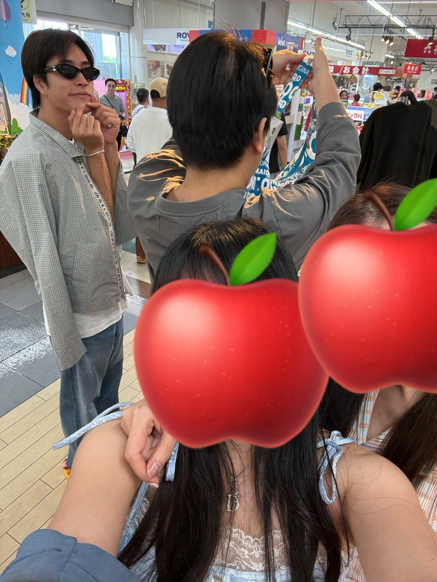 mixch_carbonara's tweet photo. สิ่งนี้คือความ life is free ยืนเซลฟี่กับเพื่อนอยู่(ตอนแรกกยังไม่รู้ว่าน้องมายืนอยู่) ละพึ่งมาเห็นกันว่าน้องเจมทำท่า👉🏻👈🏻ให้กล้องด้วย5555555 สักพักมีแม่ก็อตวิ่งเข้ากล้องมา จบด้วยมีฟุตสกายกอดน้องเจมแบบงงๆ ทุกอย่างเกิดขึ้นภายใน 1 นาที https://t.co/dU1xYM570I