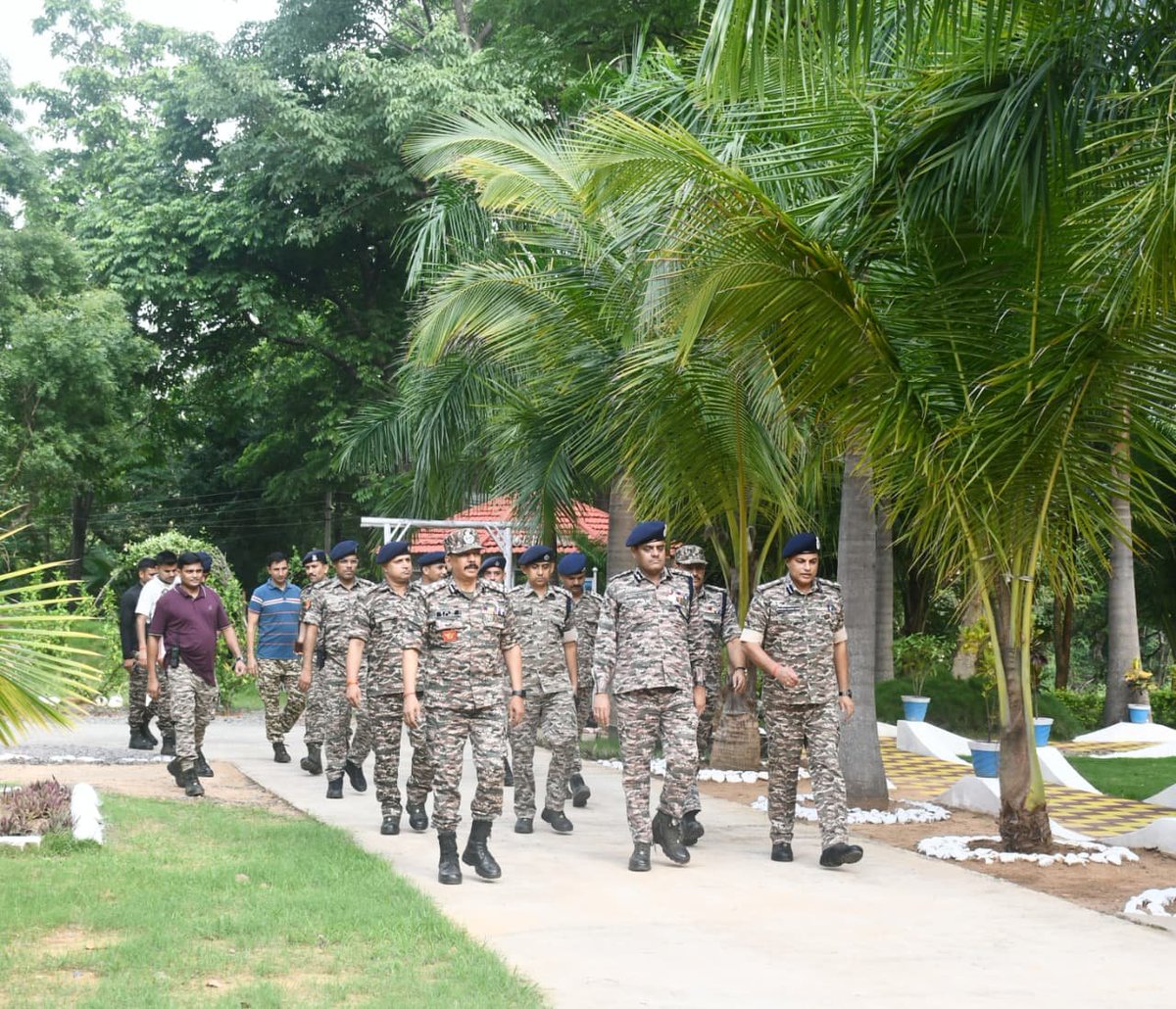 CentralZoneCrpf's tweet photo. Shri Deepak Kumar, IPS, Spl DG, CRPF Central Zone visited 229 Bn HQ, Ghati, Bijapur (CG). He reviewed operational preparedness, joined in plantation drive, interacted with troops and boosted their morale. 🇮🇳🌱
#CRPF 
@crpfindia  @229_CRPF 
#Bijapur #Chhattisgarh https://t.co/TDjbcRLO7E