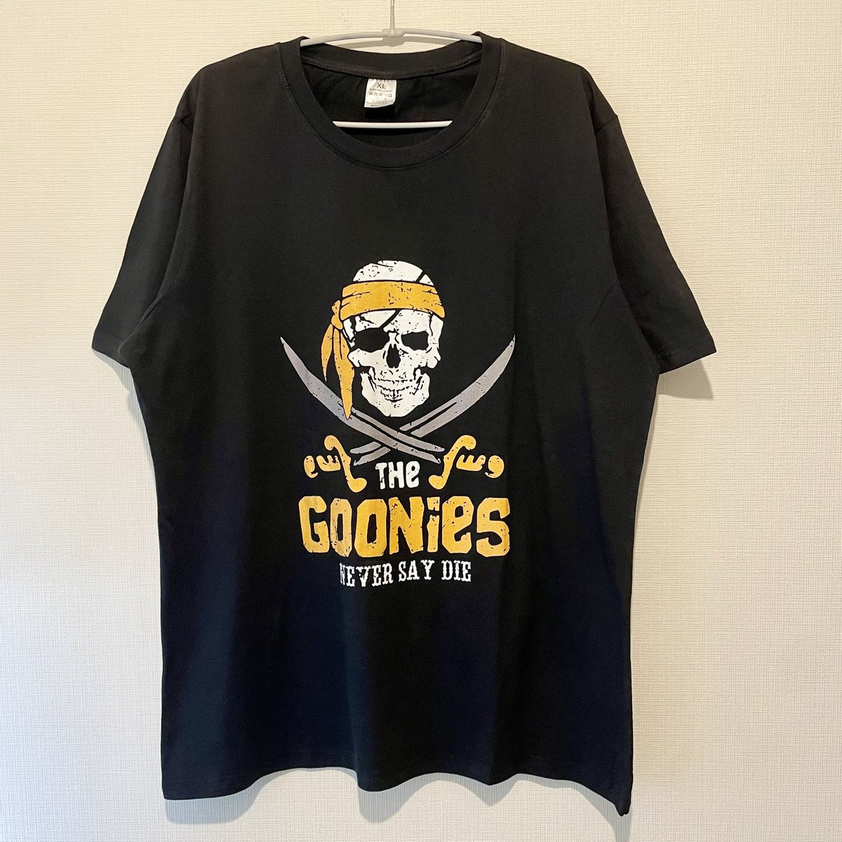 BfMerch's tweet photo. The Goonies "NEVER SAY DIE" Tee入荷しました！
3,960yen

グーニーズの象徴ともいえる海賊旗のドクロデザインと、劇中の名言「NEVER SAY DIE」を落とし込んだ、ファン垂涎のグラフィックTシャツです。

#thegoonies #グーニーズ #映画tシャツ #ムービーtシャツ #アメリカン #アメカジ https://t.co/ga8Gysj8lE