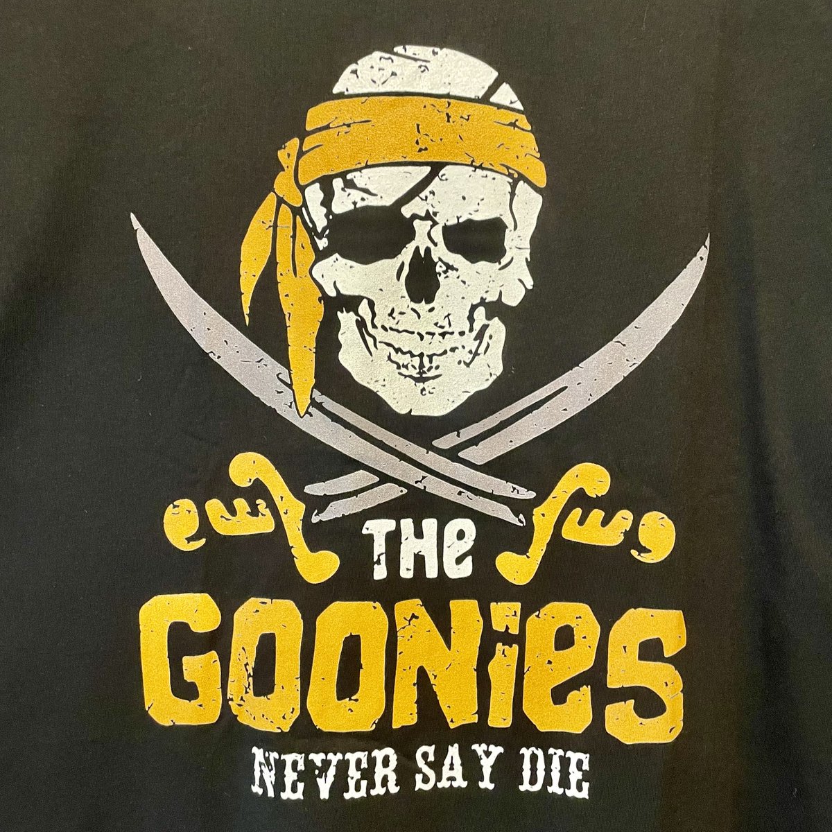 BfMerch's tweet photo. The Goonies "NEVER SAY DIE" Tee入荷しました！
3,960yen

グーニーズの象徴ともいえる海賊旗のドクロデザインと、劇中の名言「NEVER SAY DIE」を落とし込んだ、ファン垂涎のグラフィックTシャツです。

#thegoonies #グーニーズ #映画tシャツ #ムービーtシャツ #アメリカン #アメカジ https://t.co/ga8Gysj8lE