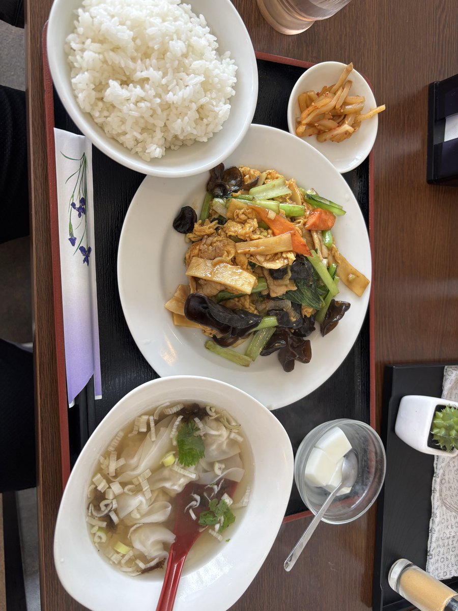 mila_EM's tweet photo. 無性に中華が食べたくなって、ムースーロー定食。プラス200円でスープを雲呑にできるというので頼んでみたら、シラスとパクチー（どちらも苦手）入り。でもツルツルの雲呑と胡椒の効いたスープのおかげで完食。ご飯少なめを頼んだけどお腹いっぱいー。 https://t.co/22ctBPiL0Q