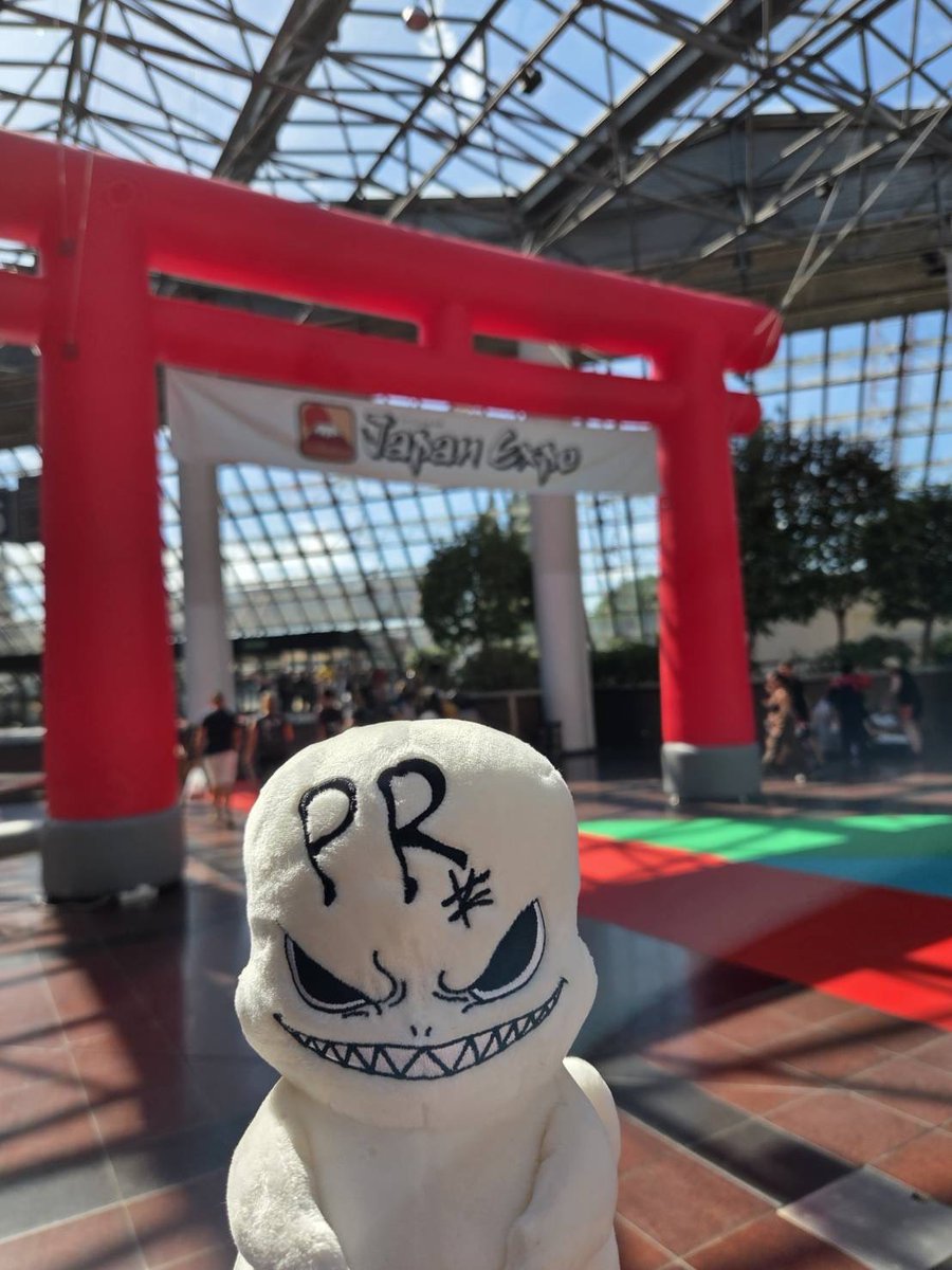vermilion_PR's tweet photo. ━━━━━━━━━━━✈️
　Japan Expo Paris 2026
✈️━━━━━━━━━━━

／
　『#朱色の仮面』WORLD QUEST
　2カ国目フランス・パリに来たゾ🇫🇷

　しっかり現地でPRしてきたヨ💭
　#JE2026
＼

TVアニメ『朱色の仮面』
2026年10月スタート！
読売テレビ・日本テレビ系全国ネット
土曜夕方5時30分枠にて放送📺"