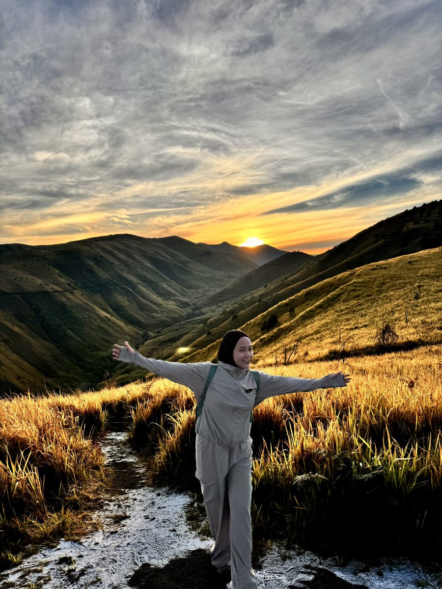 adaaadasaja's tweet photo. Satu tahun aku mempersiapkan ini dg rajin jalan, running dll. Hasilnya kuat dan aman jaya. Sekarang lg les renang dan belajar tidak takut air karena mau nyoba nyelem di laut. Ah akhirnya https://t.co/ka1NsganAi