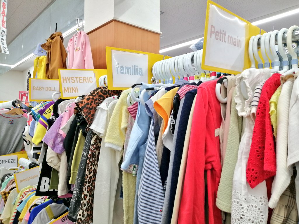 off_sanjou's tweet photo. 衣料品セールまであと３日🎆
売り場も着々と品出しなど、準備が進んでいます🥳
例年ニワトリ🐔になったり、炭治郎になっている我々ですが今年はオレンジで統一します🧡✨
4日間限定、オレンジ仕様の三条店にぜひご来店ください💁🧡💙
#オフハウス #衣料品SALE https://t.co/LBaW7RnXsQ