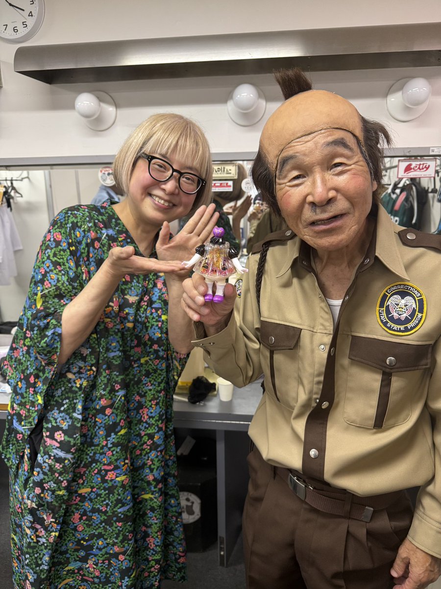 kanpeitter's tweet photo. 今日誕生日を迎えた方おめでとうございます、ハッピーバースデーおめでとう～🎉。この前の日曜日ルミネに出てる時に弟子のシベリア文太と本田みずほが少し早い誕生日のお祝いをしてくれました、2人とも弟子になって３６年になります、アへ～ https://t.co/A2bNUb7cRT