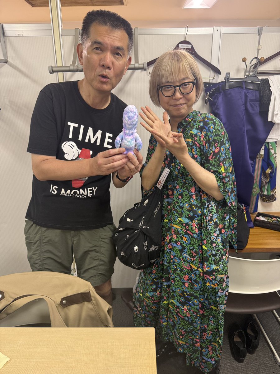 kanpeitter's tweet photo. 今日誕生日を迎えた方おめでとうございます、ハッピーバースデーおめでとう～🎉。この前の日曜日ルミネに出てる時に弟子のシベリア文太と本田みずほが少し早い誕生日のお祝いをしてくれました、2人とも弟子になって３６年になります、アへ～ https://t.co/A2bNUb7cRT