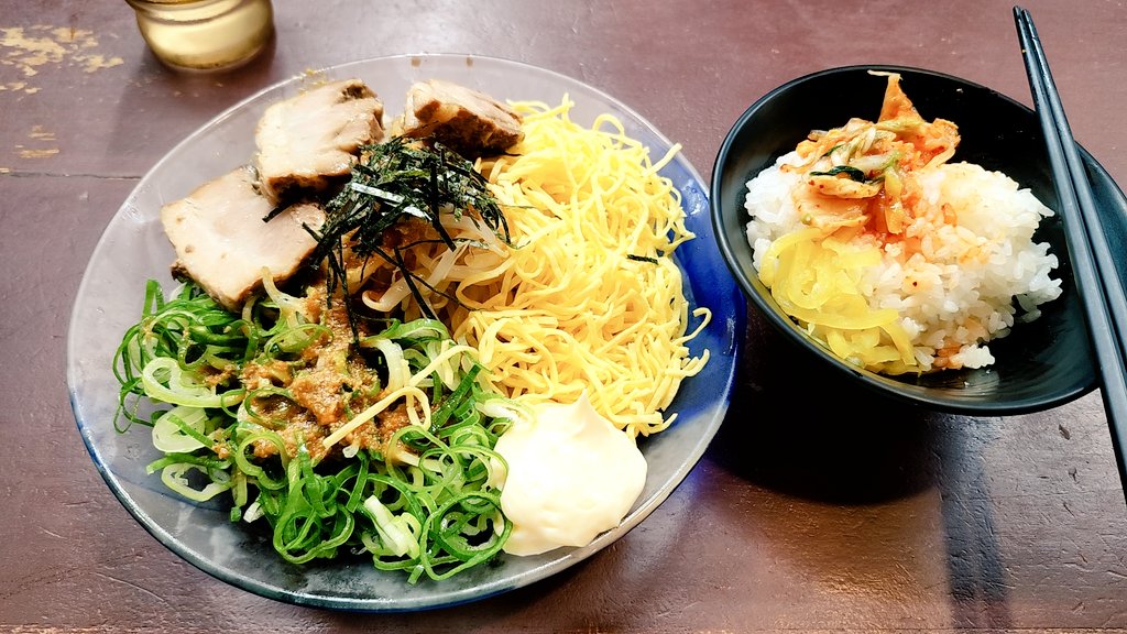 ryu__tyo's tweet photo. めちゃくちゃ暑い中歩き回ったので昼は冷やし中華
キンキンに冷えてて美味しかった
ランチタイム無料のご飯と漬物もありがたい https://t.co/orCfDP3WGv