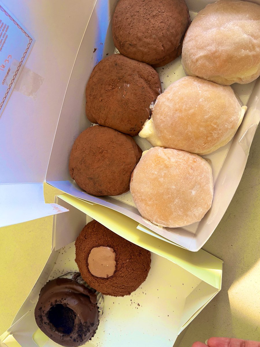 ristads's tweet photo. wajar si antree cloud cakes, mending jastip sangat worth every penny ☺️ https://t.co/Ke6MyNDneo