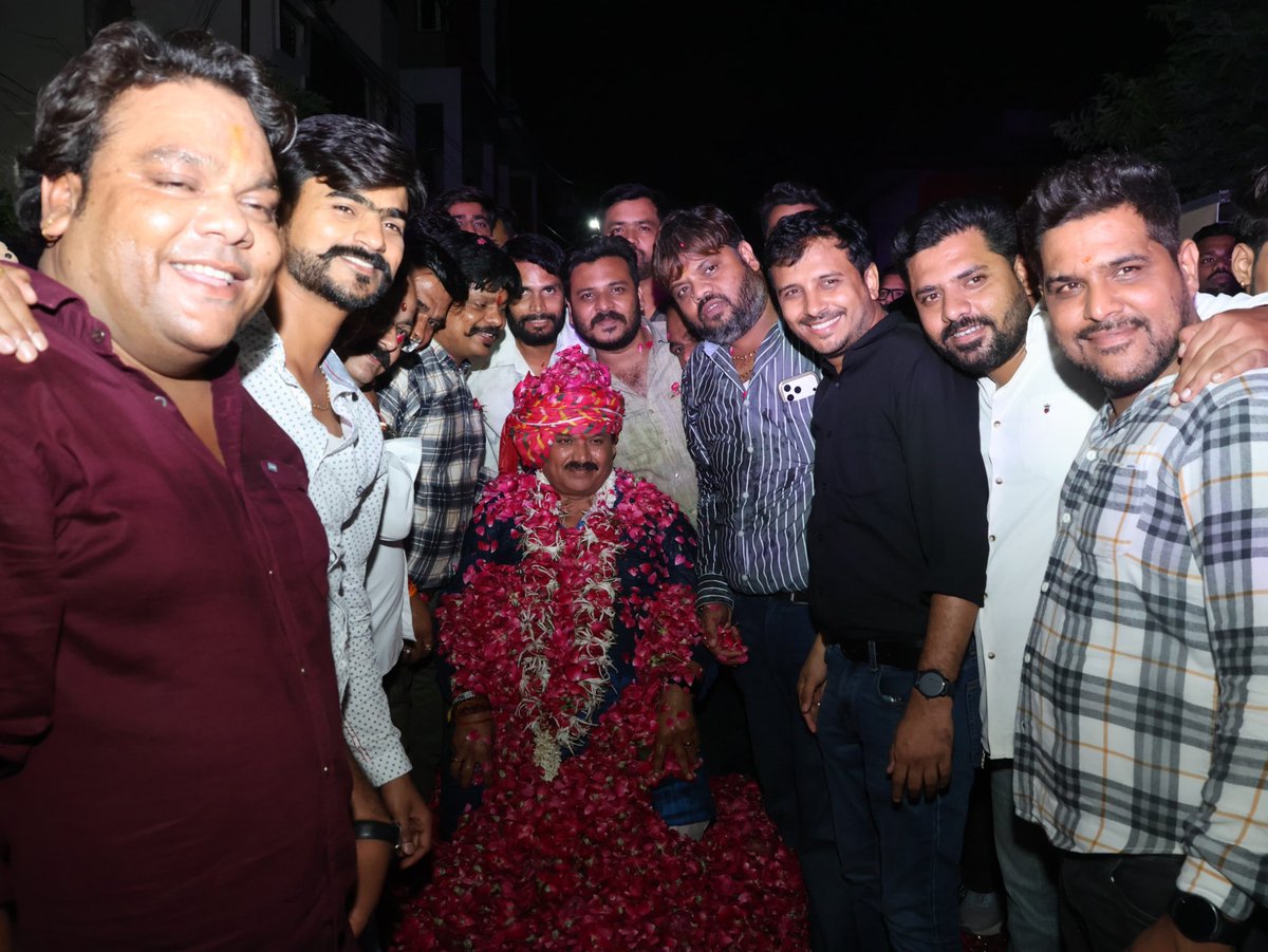bjpanilfirojiya's tweet photo. जन्मदिवस की पूर्व संध्या पर निज निवास पर आत्मीय मित्रों, शुभचिंतकों एवं कार्यकर्ताओं ने स्नेहपूर्वक केक काटकर जन्मदिवस की अग्रिम शुभकामनाएँ दीं।
आप सभी का आत्मीय प्रेम, अपनापन, सम्मान और शुभाशीष मेरे लिए अमूल्य धरोहर है। https://t.co/dRQvJz2WiG