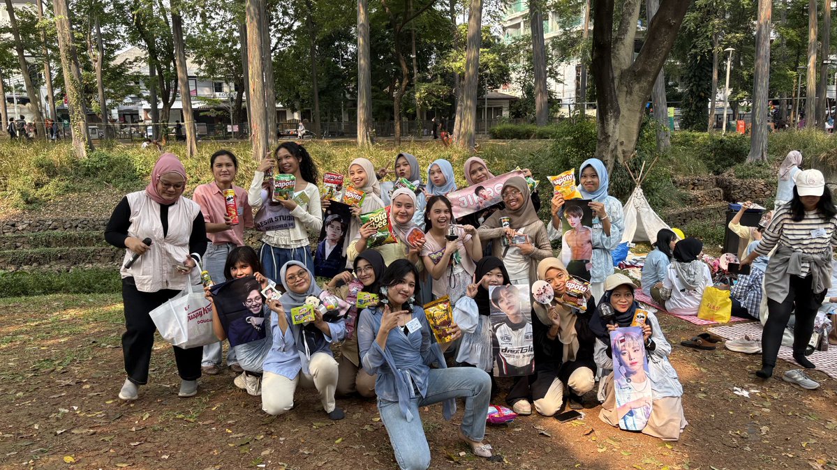 luvitRy's tweet photo. Kelar event taerae run, lanjut piknik with wannable.. me as bunssodan bias~ 😂😂 thank you @idetrnlwannable 🩵🩵 https://t.co/px4VWzDgDZ
