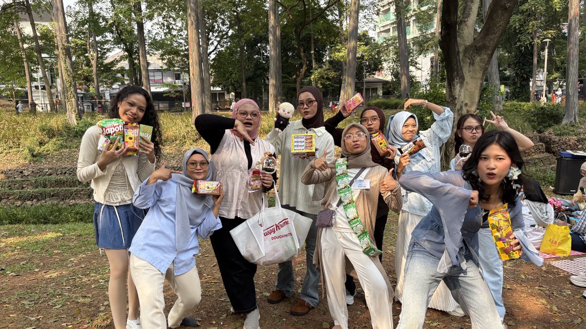 luvitRy's tweet photo. Kelar event taerae run, lanjut piknik with wannable.. me as bunssodan bias~ 😂😂 thank you @idetrnlwannable 🩵🩵 https://t.co/px4VWzDgDZ