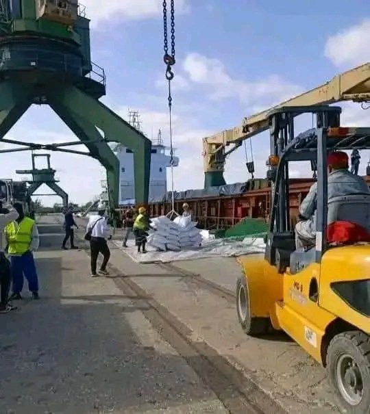 Louisochoaochoa's tweet photo. En #PuertoCarupano, su colectivo de  trabajo, aportando con su esfuerzo a las operaciones de descarga y entrega del arroz para la economía interna. 

#ESPCE
#GEMAR
#MitransCuba
#PuertoPadre
#LasTunas.
@DiazCanelB 
@DulcineaDePp 
@JorgeLu71436757 
@yosmel_duany https://t.co/JkJiYO1rem