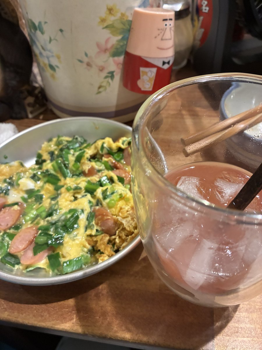 ryo_hiyashirame's tweet photo. シゲジン@八王子
限定:夏豆麺黒豆Ver.
シゲジンさんの冷やし限定２回目は黒豆Ver.でいただきます！うおー黒豆香ばしい！明太子よりも豆の香りが勝るとは恐れ入った！美味い！というわけでより豆感が欲しい人は黒豆がオススメです♪ https://t.co/6rMI13lNfY