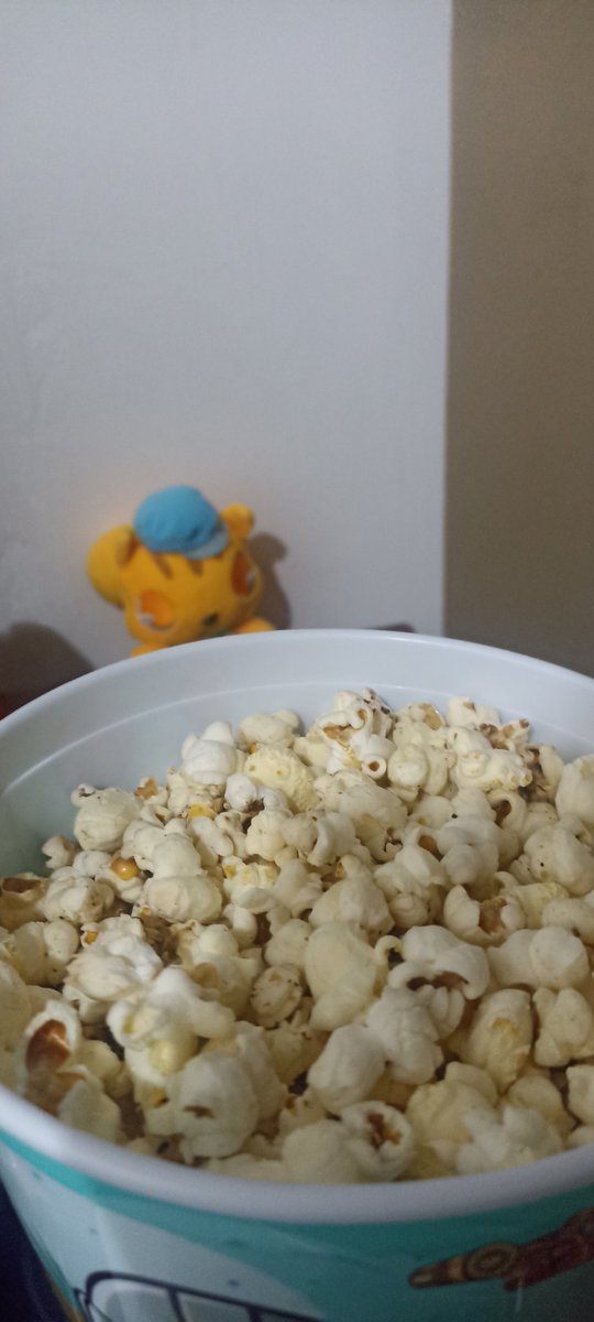 Diegooto2's tweet photo. Oh boy I sure love having popcorn, I hope no evil squirrel wants to take it away from me 😁 https://t.co/7nt74NriRf