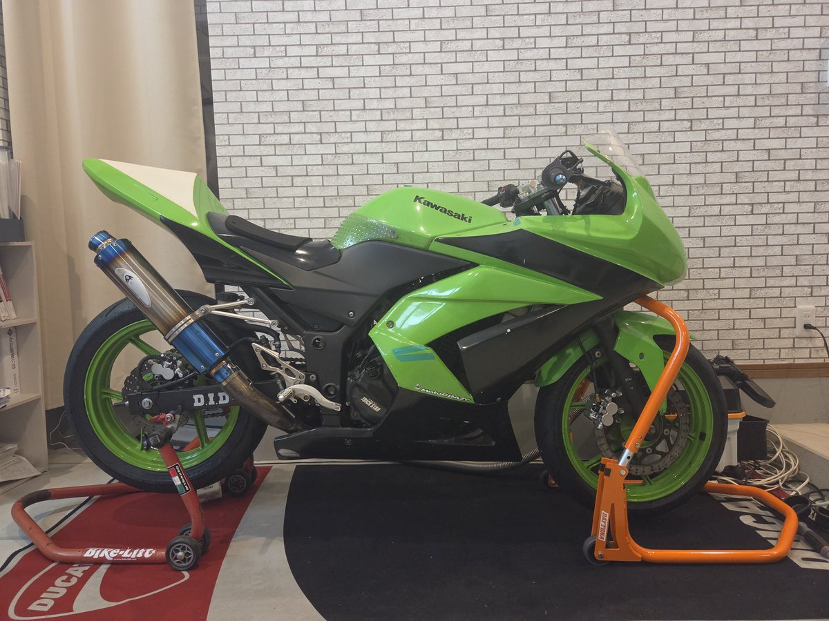 Pocahontas_dayo's tweet photo. ニンジャ250Rレーサー

消耗品は最近一通り変えてますのでこのままサーキット持ち込めます

東京からです
15万円で如何でしょうか？
保管場所確保により急ぎのため、近日中に反響がなければ店に投げる予定です

サーキット練習用に如何でしょうか？
パラツインで凄く楽しいです

#レーサ売ります https://t.co/ewlzqqz09N