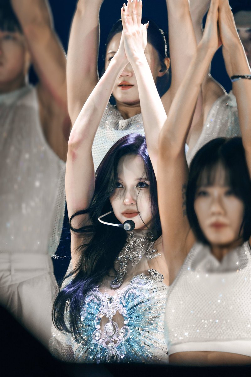 1stclassmisana's tweet photo. goddess https://t.co/lIBKj35QFk