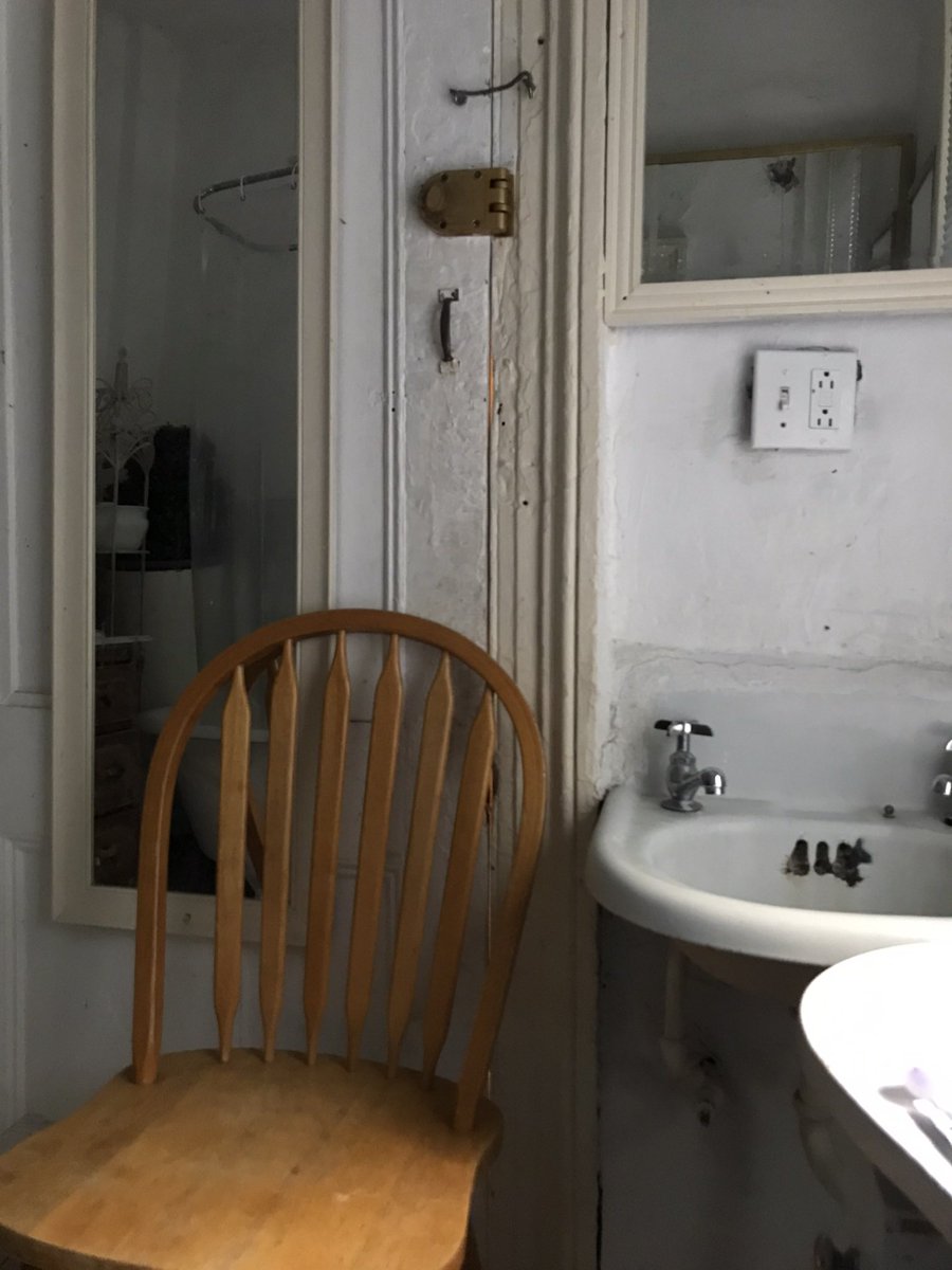vxlss_'s tweet photo. nunca voy a perdonar esas personas de booking que le pusieron excelentes reseñas a un hospedaje que reservé en NY por allá en el 2022. 
Estaba en Harlem, nos recibieron 3 drogadictos y el baño compartido no tenía luz. 
Así tenía que cerrar la puerta del baño. https://t.co/8d1nnqd8CA