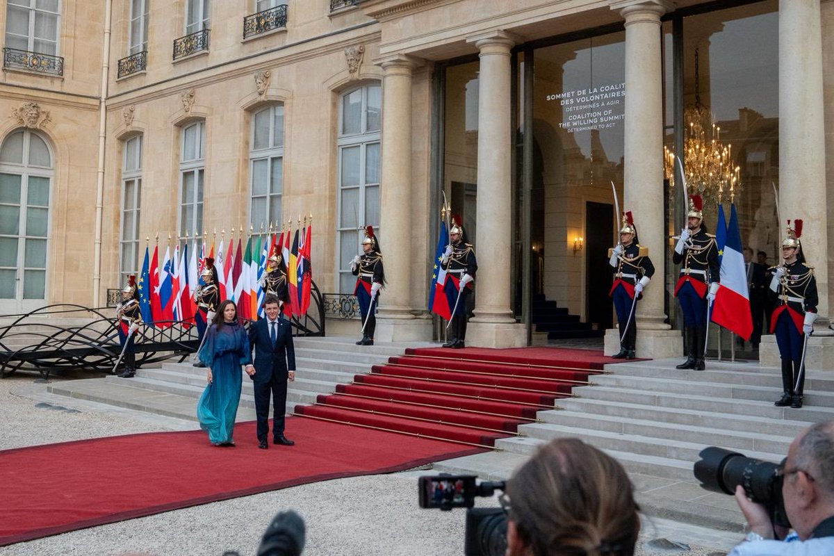NicusorDanRO's tweet photo. Mulțumesc Președintelui Emmanuel Macron și Primei Doamne a Republicii Franceze pentru invitația la dineul oficial oferit în onoarea șefilor de stat și de guvern, o oportunitate de a consolida dialogul și cooperarea dintre țǎrile noastre. https://t.co/XeTKUQARI9