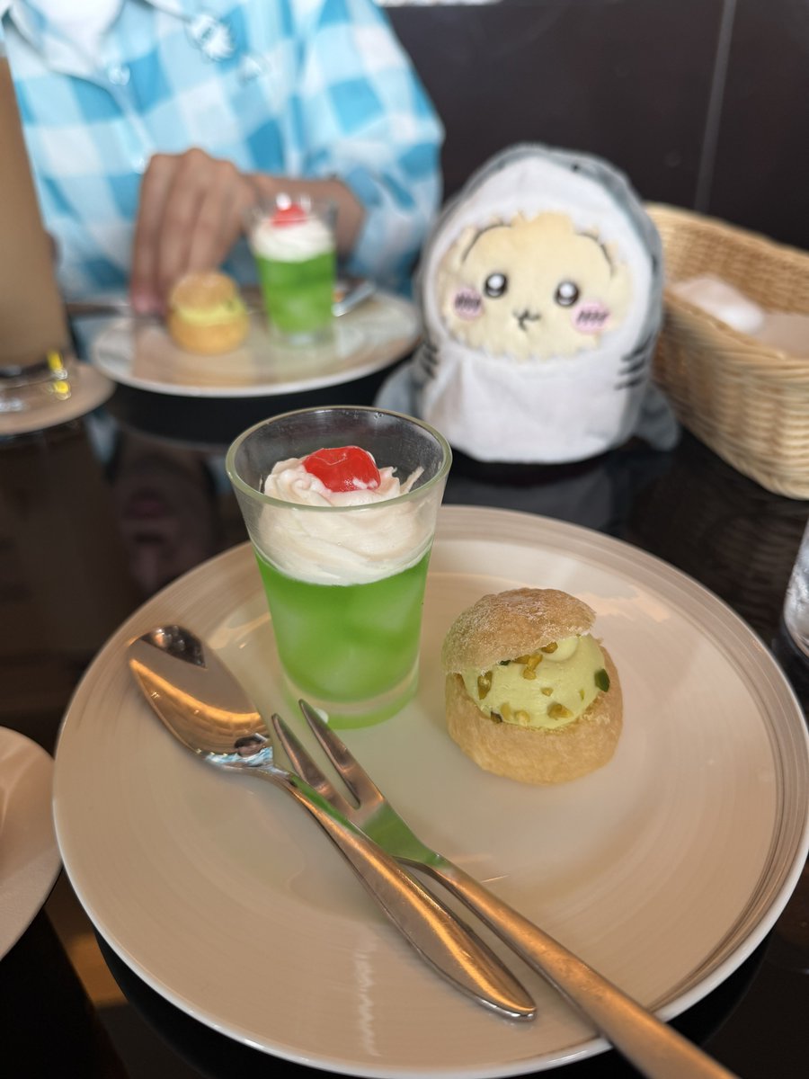 plm67969803's tweet photo. 昨日は1年ぶりにあやかんぬとゆにばインできて最高にしあわせな1日でした🥰🥰🥰
ホテルランチにバクドロにやりたいことたくさん詰め込めた❣️
お姉さんのお祭りも一緒に見れて最高😭❤️
初めて有料入ったけど水やばすぎて滝行みたいになった😂
最高の夏満喫！ありがとう🥹🫶 https://t.co/OPgemkUGmn