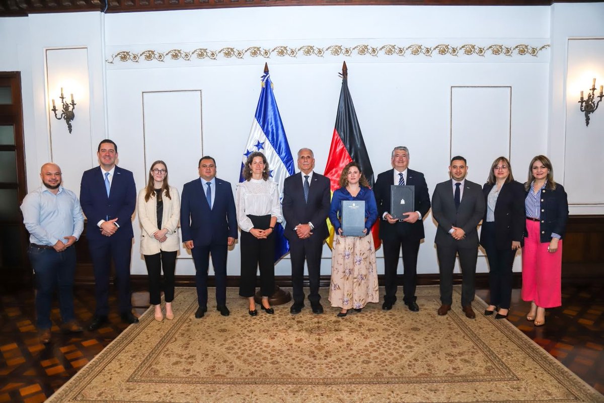 hnpresidencia's tweet photo. La solución a la falta de placas vehiculares ya está en marcha.

El Gobierno del presidente Nasry Asfura suscribió el contrato con la empresa alemana Tönnjes, que suministrará las nuevas placas vehiculares inteligentes para Honduras.

El proyecto permitirá atender la mora acumulada de más de un millón de placas, incorporar tecnología de seguridad y cubrir la demanda proyectada del país hasta 2030.

#AsfuraHace