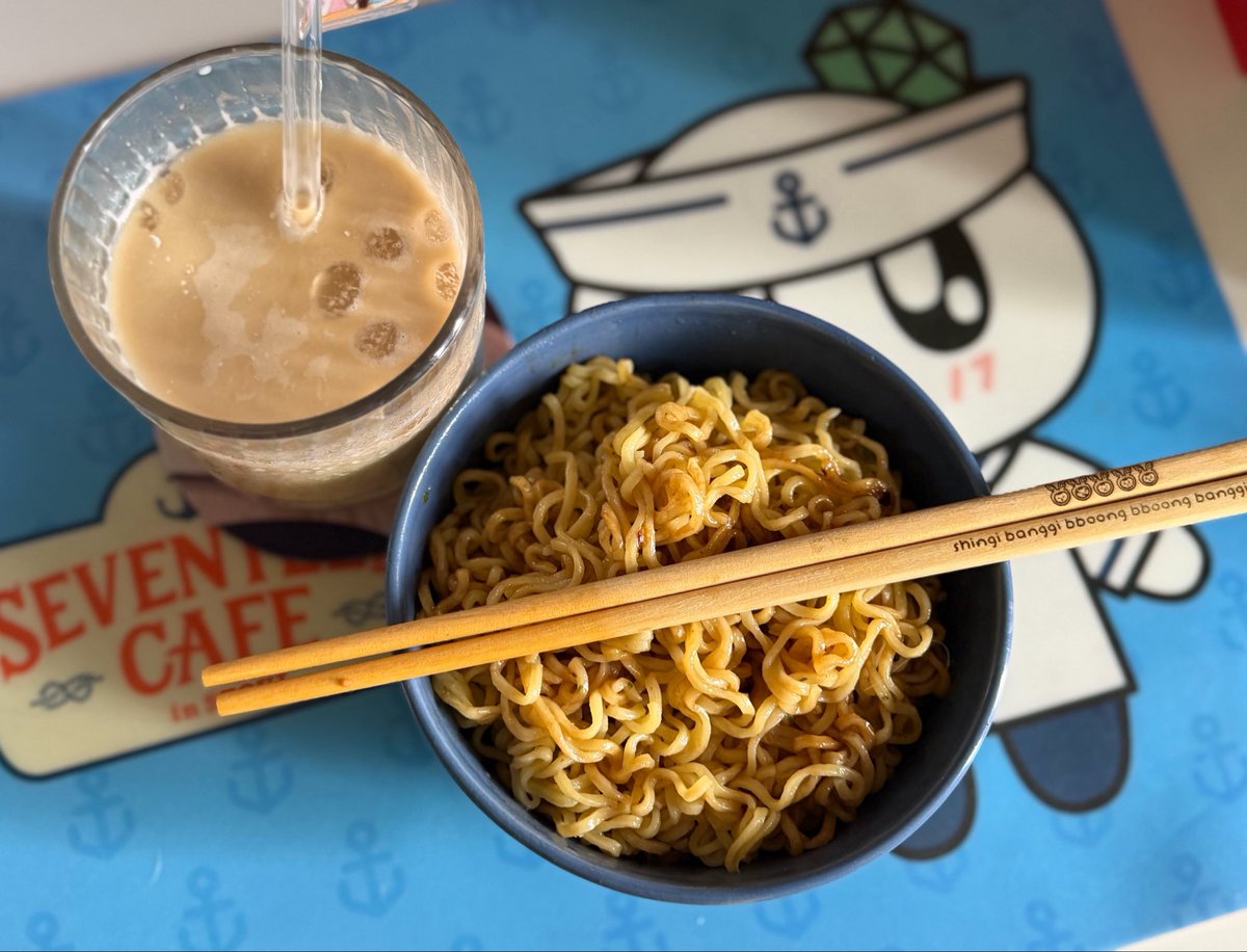 hanshu_acoustic's tweet photo. inggetera pro max kay jeonghan hahahahah

using @hongnyeongz's chopsticks freebie and neomu neomu fam straw freebie 😍🥰🩷🩵 https://t.co/aL5kwhJRZw