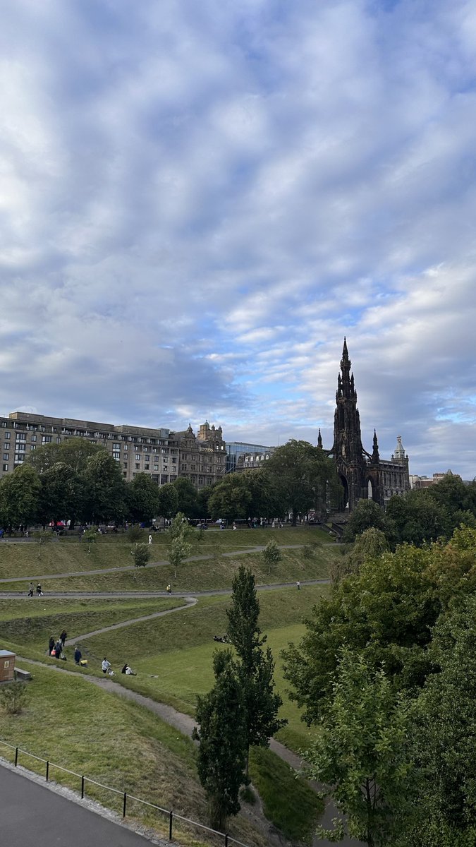 alienulis's tweet photo. indeed, senja di Edinburgh :)))) https://t.co/CkaRKoNhUW