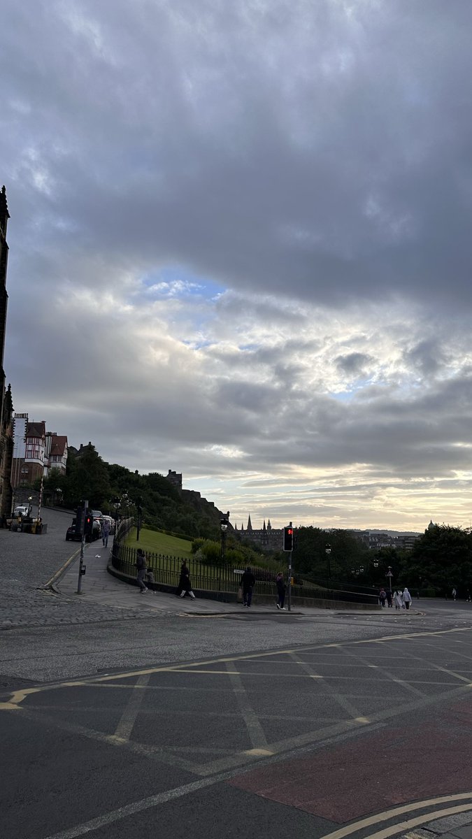 alienulis's tweet photo. indeed, senja di Edinburgh :)))) https://t.co/CkaRKoNhUW